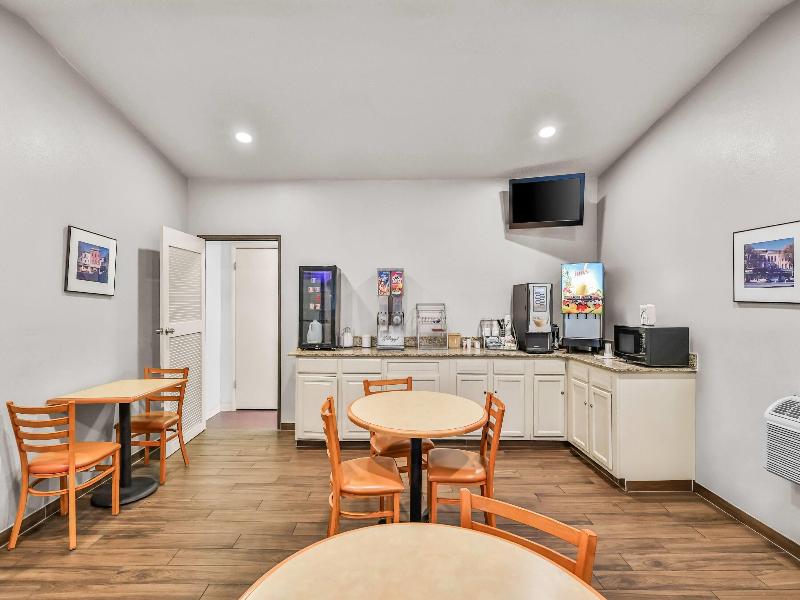 Super 8 By Wyndham Stroudsburg image