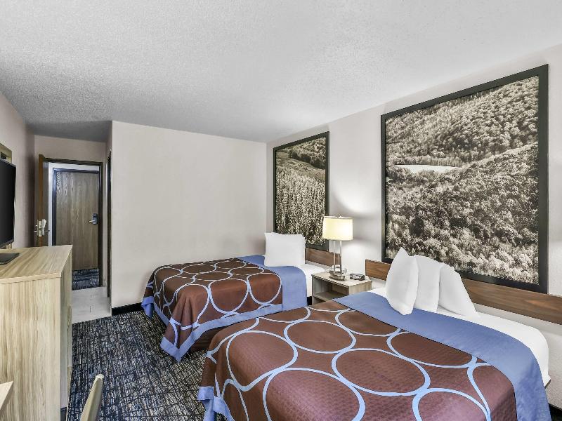 Super 8 By Wyndham Stroudsburg image