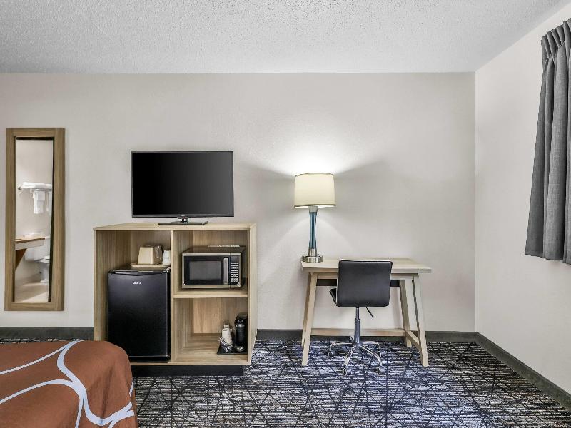 Super 8 By Wyndham Stroudsburg image