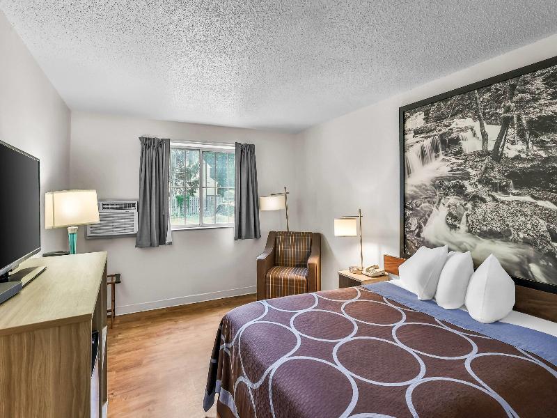 Super 8 By Wyndham Stroudsburg image