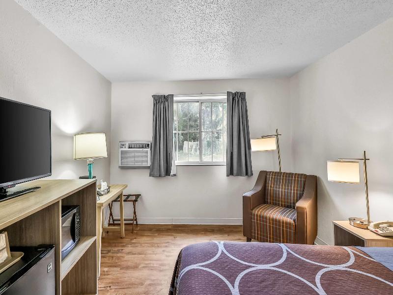 Super 8 By Wyndham Stroudsburg image