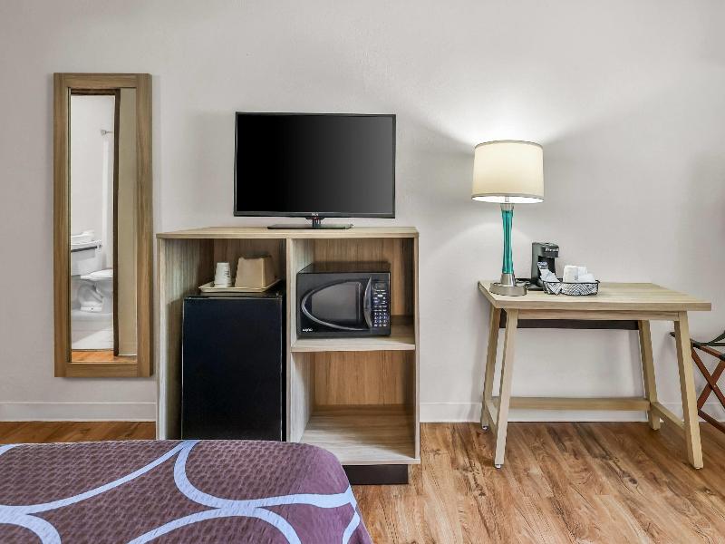 Super 8 By Wyndham Stroudsburg image