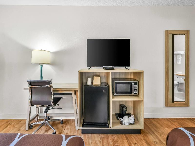 Super 8 By Wyndham Stroudsburg image