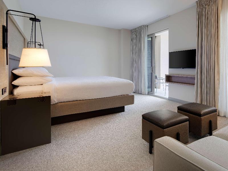 STUDIO KING SIZE BED