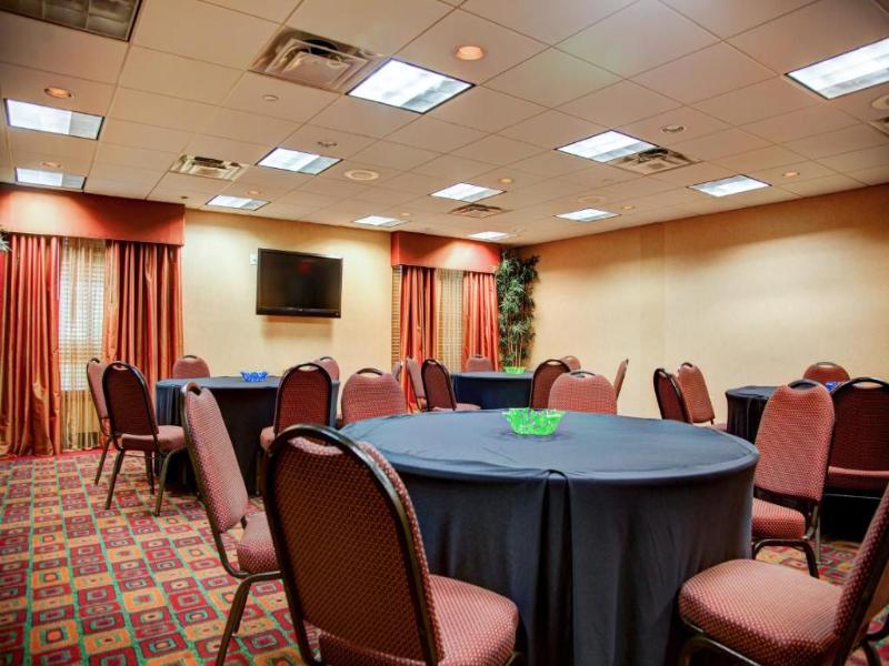 Country Inn & Suites by Radisson Tyler University