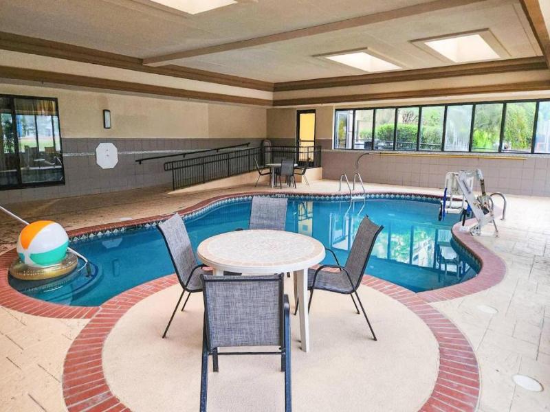 Country Inn & Suites by Radisson Tyler University
