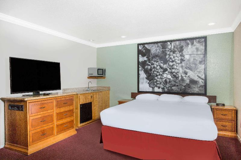 Upper Lake Inn and Suites — photo 15