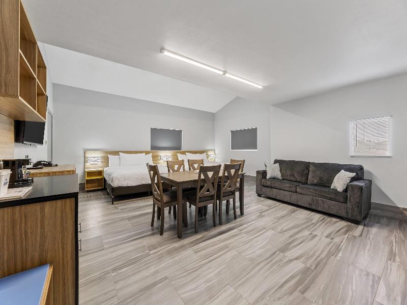 Days Inn & Suites by Wyndham Texas City image