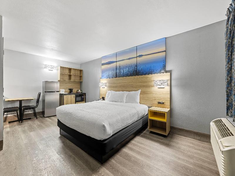 Days Inn & Suites by Wyndham Texas City image