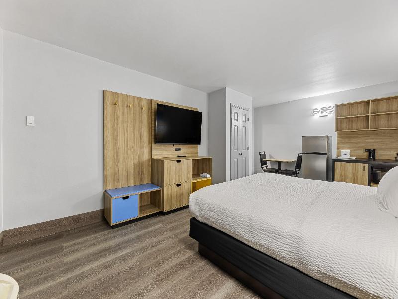 Days Inn & Suites by Wyndham Texas City image
