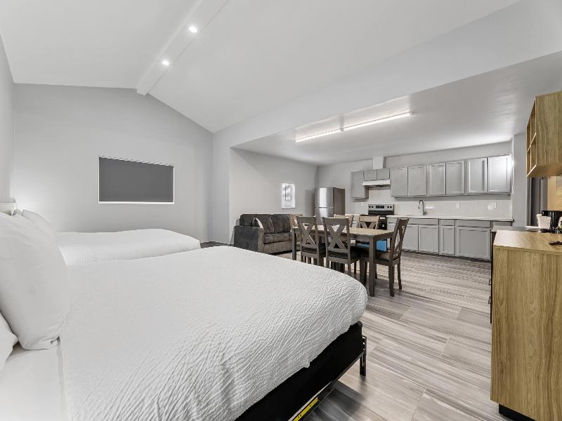 Days Inn & Suites by Wyndham Texas City image