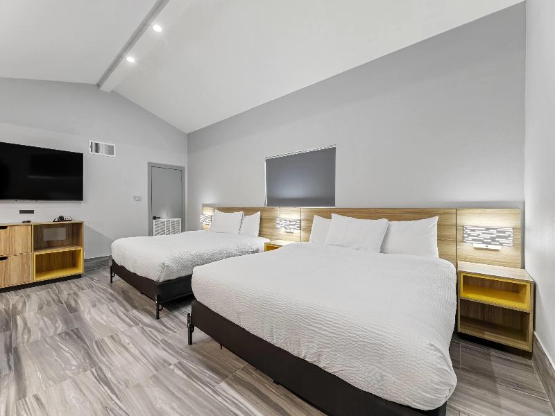 Days Inn & Suites by Wyndham Texas City image
