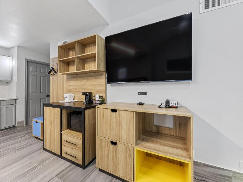 Days Inn & Suites by Wyndham Texas City image