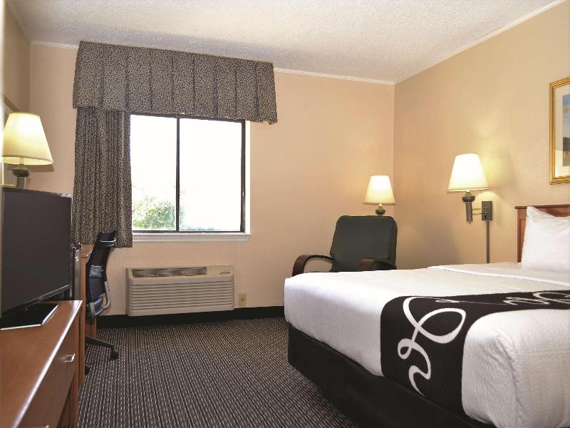 La Quinta Inn & Suites Tampa Fairgrounds Casino image