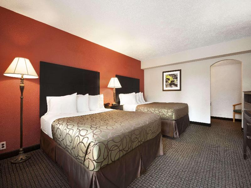 Travelodge By Wyndham Traverse City Mi image