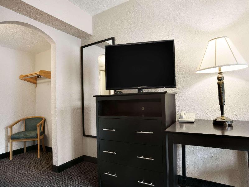 Travelodge By Wyndham Traverse City Mi image