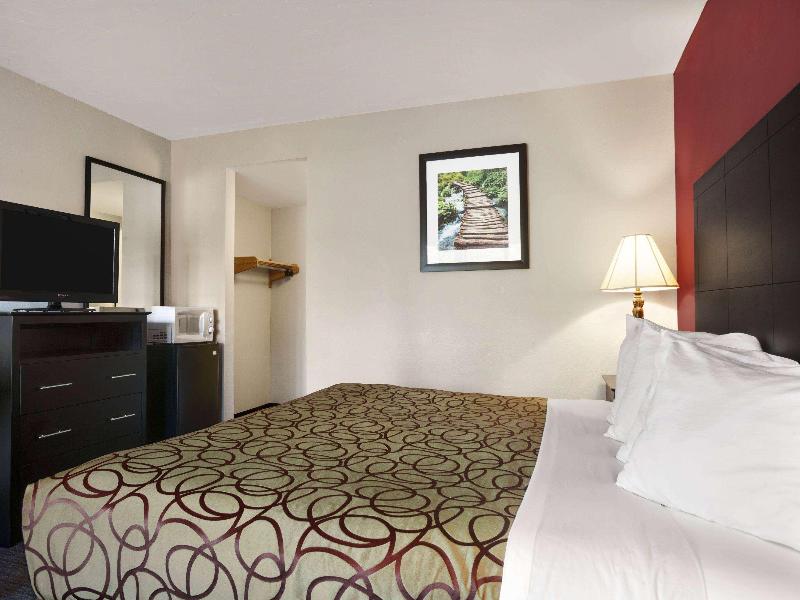 Travelodge By Wyndham Traverse City Mi image