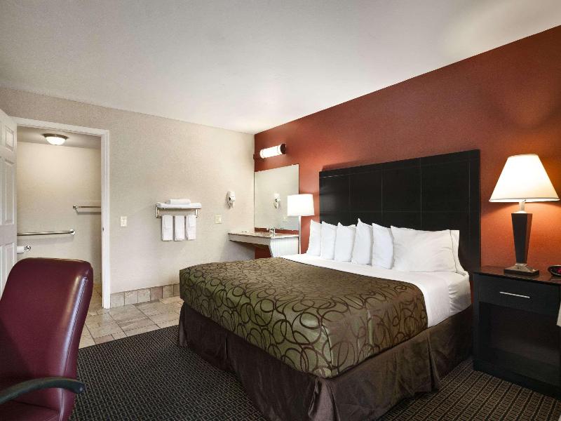 Travelodge By Wyndham Traverse City Mi image