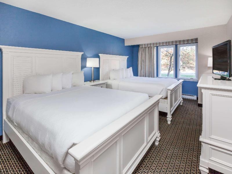 Travelodge By Wyndham Traverse City Mi image