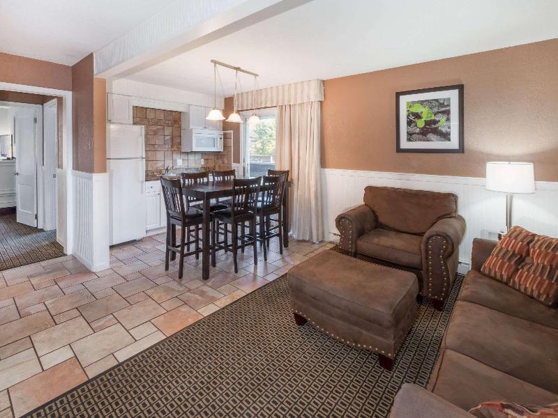 Travelodge By Wyndham Traverse City Mi image
