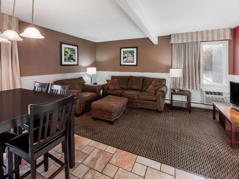 Travelodge By Wyndham Traverse City Mi image
