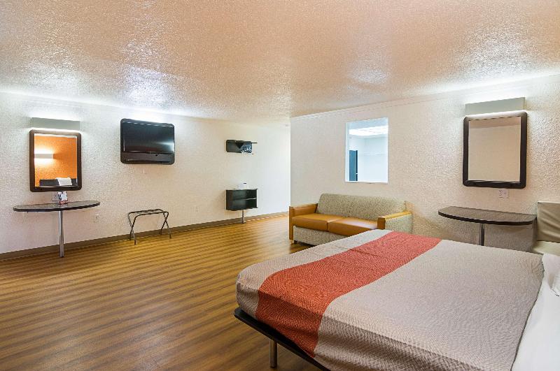Motel 6 Tampa - Fairgrounds image