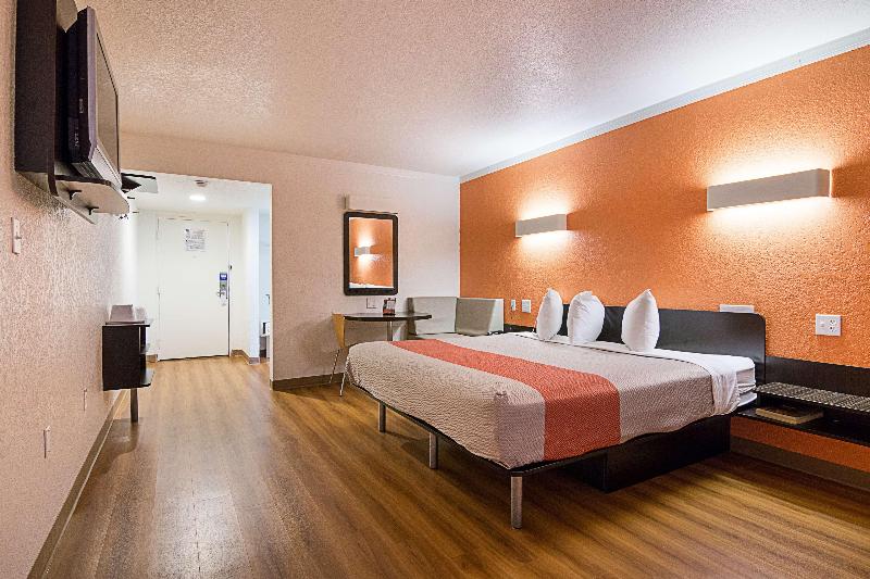 Motel 6 Tampa - Fairgrounds image
