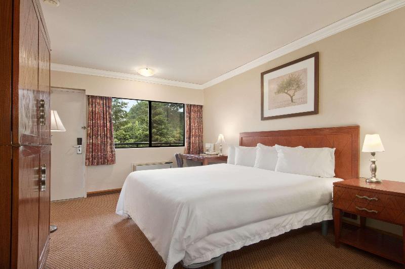 Travelodge by Wyndham Vancouver Lions Gate