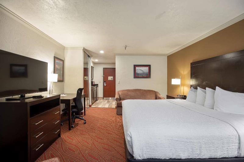 Best Western Plus Parkway Inn image
