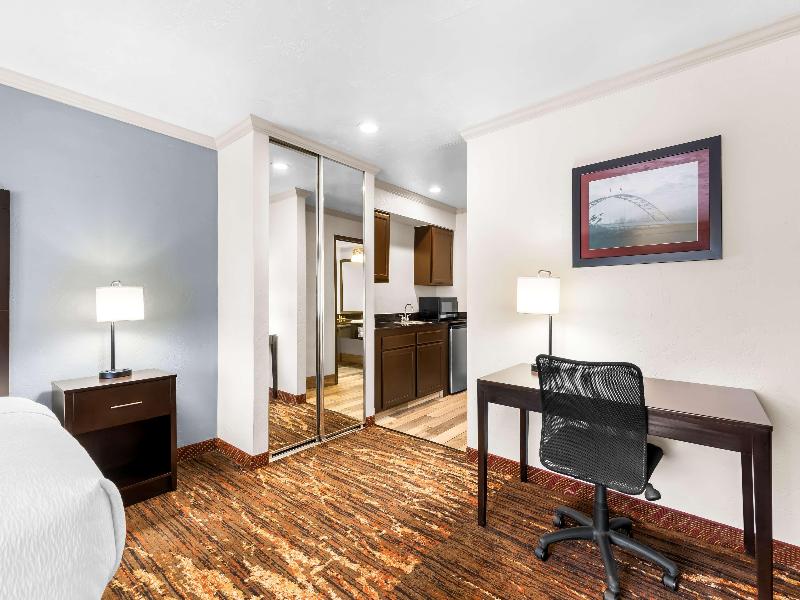 Best Western Plus Parkway Inn image