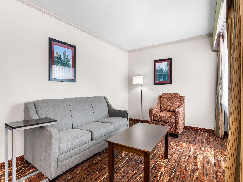 Best Western Plus Parkway Inn image