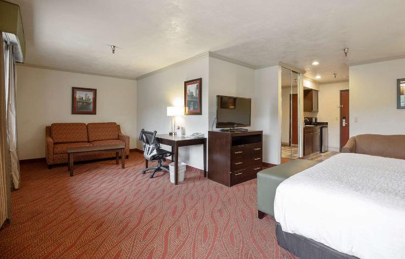 Best Western Plus Parkway Inn image