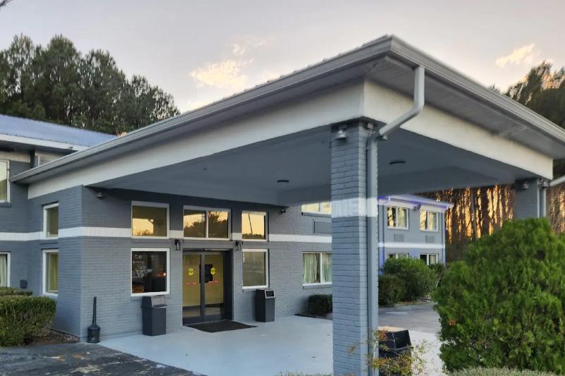 Econo Lodge Inn & Suites Warsaw image