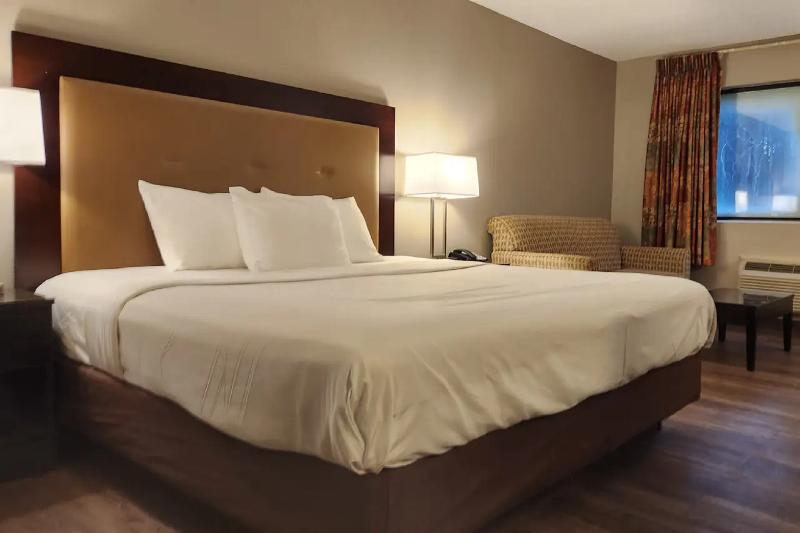 Econo Lodge Inn & Suites Warsaw image