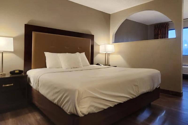 Econo Lodge Inn & Suites Warsaw image