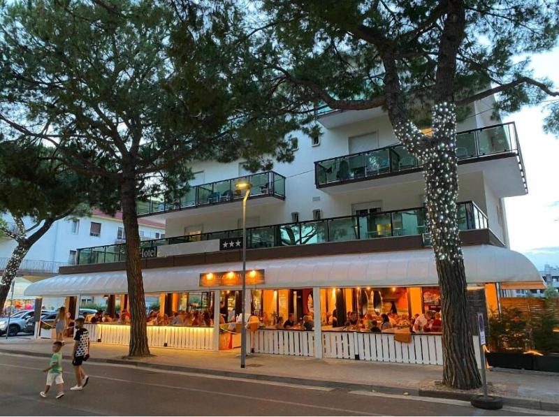 La Maison Hotel image