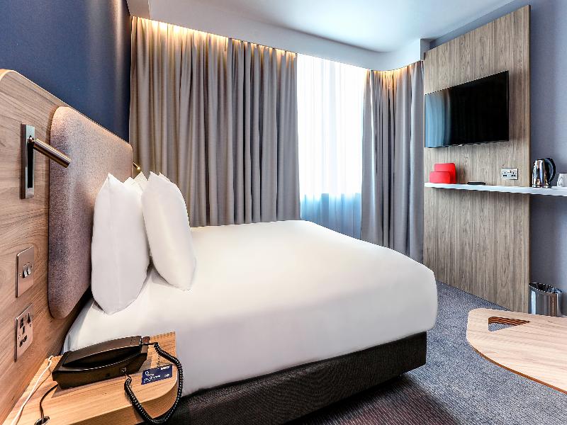 Holiday Inn Express Windsor image