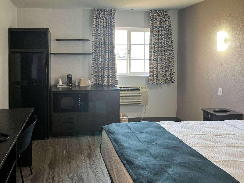 Studio 6 Suites Delano, CA image