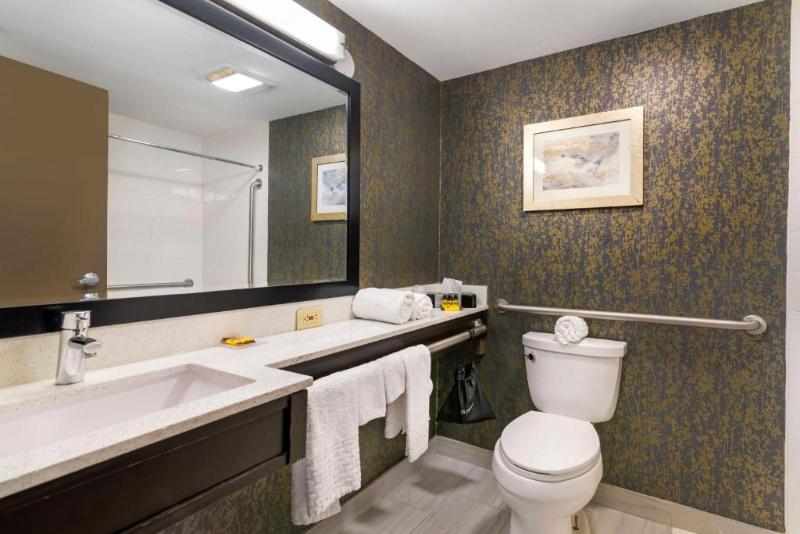 Best Western Plus Landmark Inn image