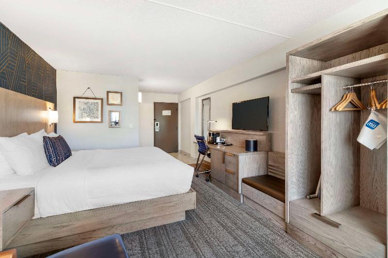Best Western Plus Landmark Inn image