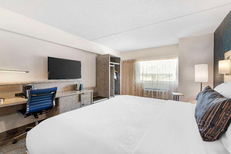 Best Western Plus Landmark Inn image