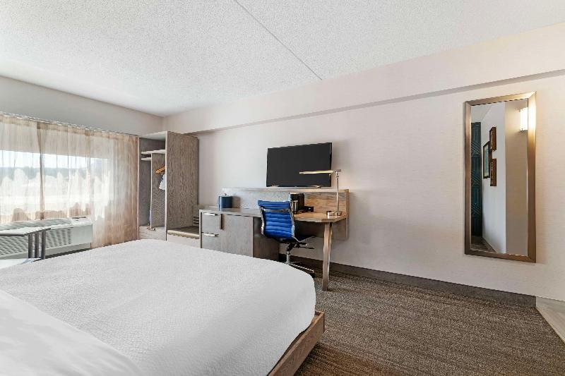 Best Western Plus Landmark Inn image