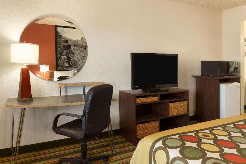 . Super 8 By Wyndham Woodward