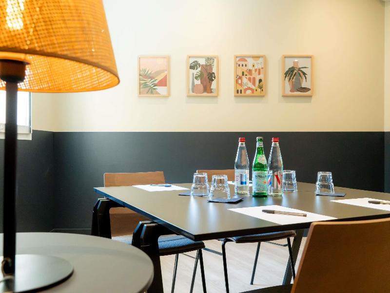 ibis Loriol Le Pouzin image