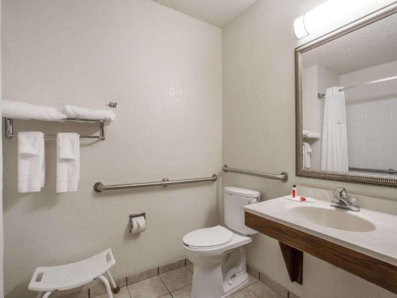 Super 8 by Wyndham College Park Wash DC Area image