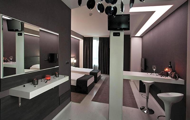 Hotel Idol image