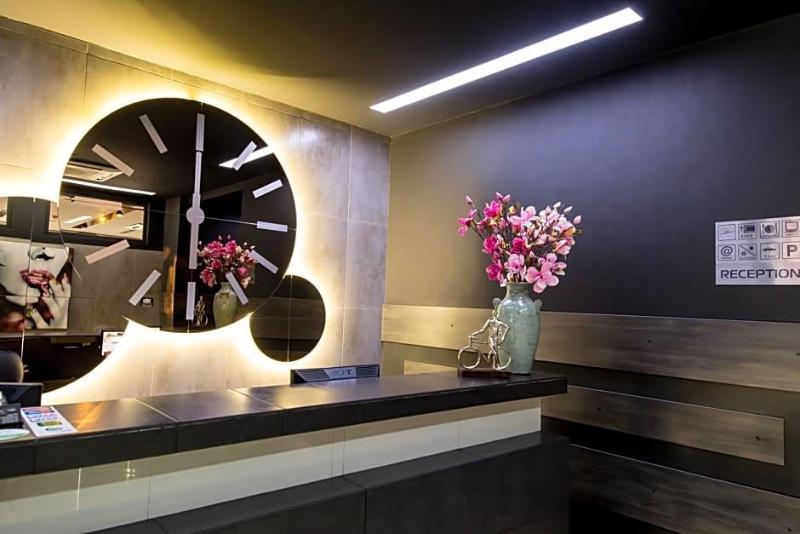 Hotel Idol image