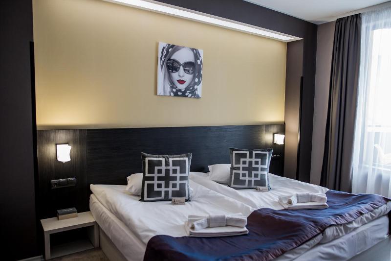 Hotel Idol image