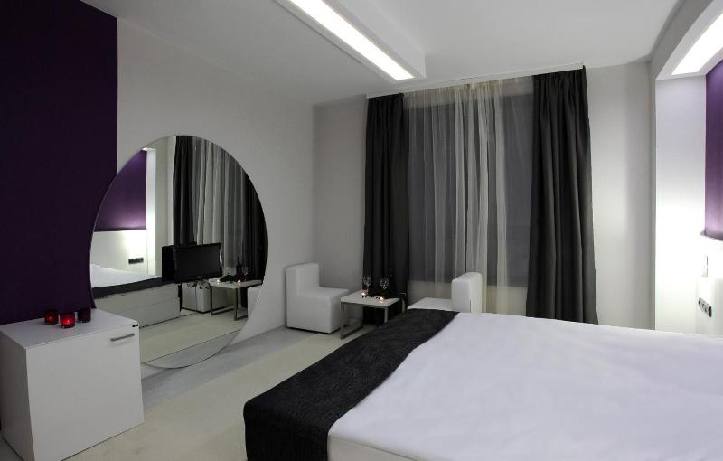 Hotel Idol image