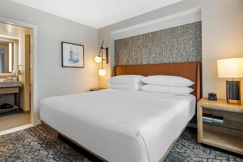 Sheraton Suites Old Town Alexandria image